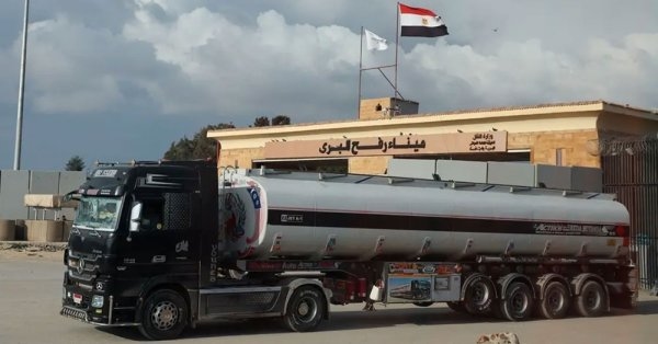 لأول مرة منذ 5 أشهر.. شاحنتا وقود تدخلان غزة من معبر رفح