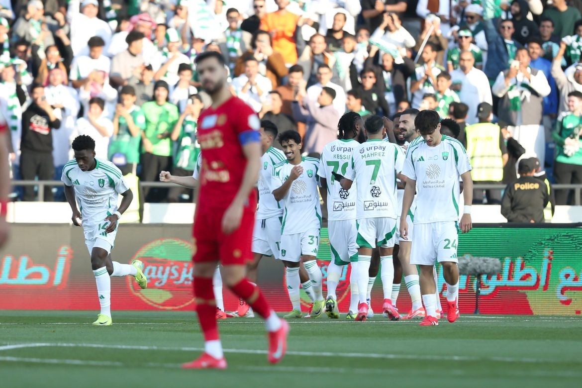 الأهلي يتغلب على ضمك بثنائية في' روشن'