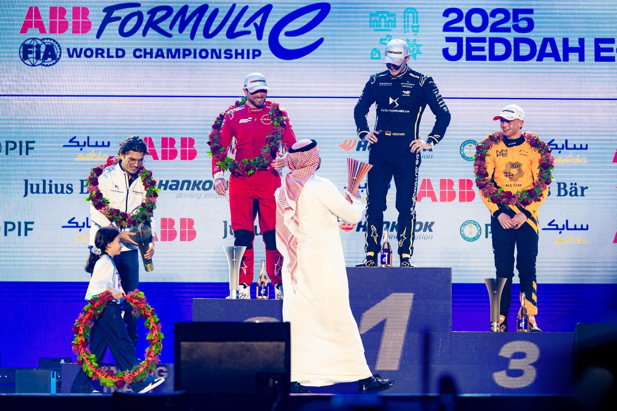 نائب وزير الرياضة يتوج الألماني 'غونتر' بالجولة الثالثة من سباق جدة إي بري 2025م