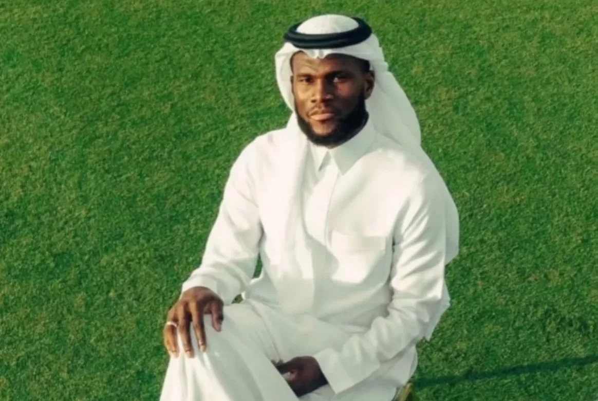 'كيسيه' يخطف الأنظار بالزي السعودي