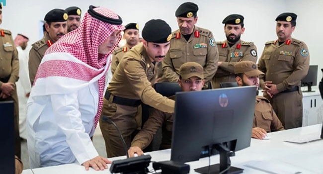 التقى مدير الأمن العام رئيس اللجنة الأمنية للحج.. رئيس «سدايا» يتفقد مركزي عمليات المسجد الحرام