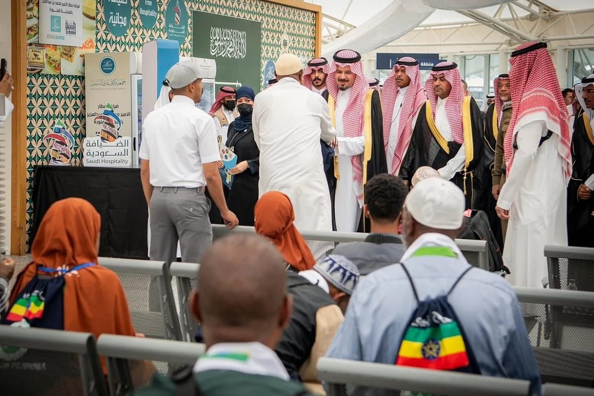 أمير المدينة يتفقّد سير الأعمال التشغيلية في محطة قطار الحرمين