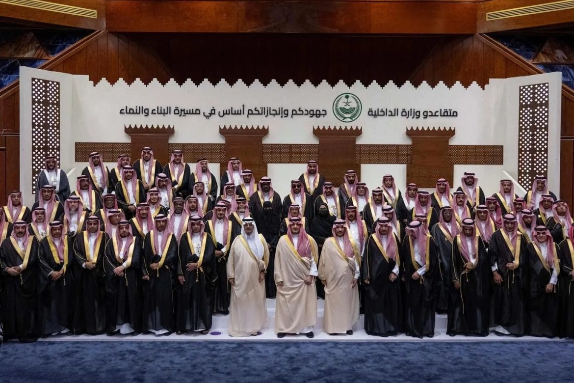 عبدالعزيز بن سعود يلتقي المتقاعدين وعدد من أهالي مكة المكرمة