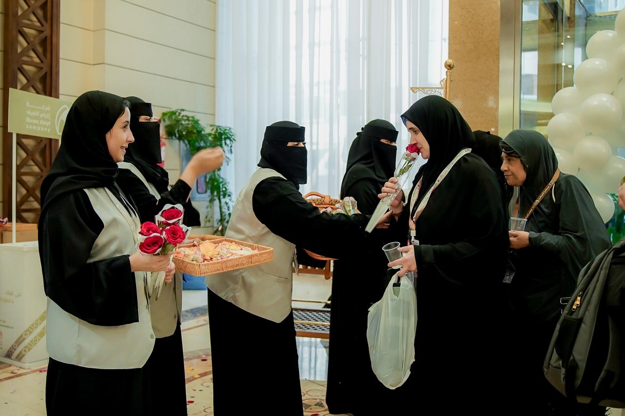 استقبال الفوج الأول من حجاج الجزائز بالورد وزمزم
