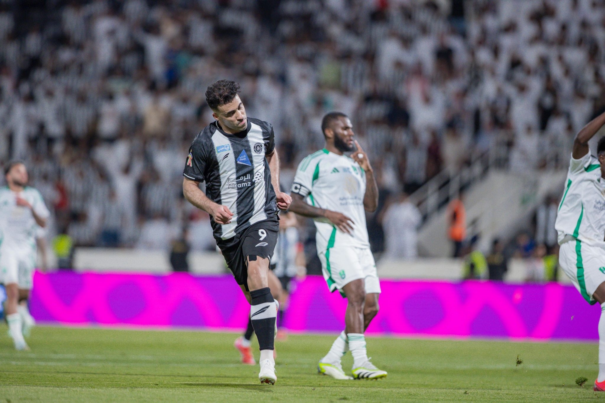 الشباب يتغلب على الأهلي بثلاثية في ' روشن'