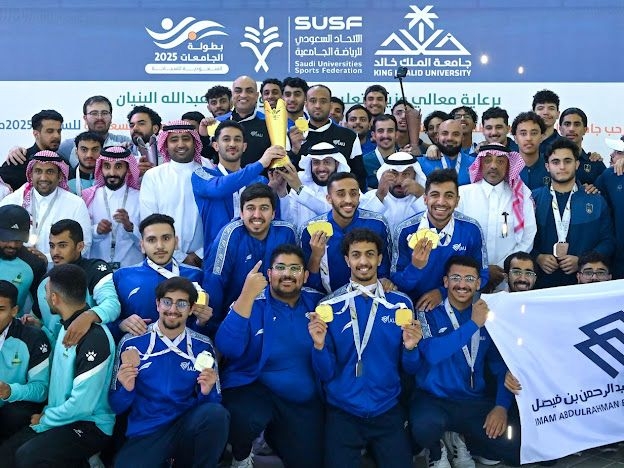 سباحو جامعة الإمام عبدالرحمن يُتوجون بكأس دوري الجامعات