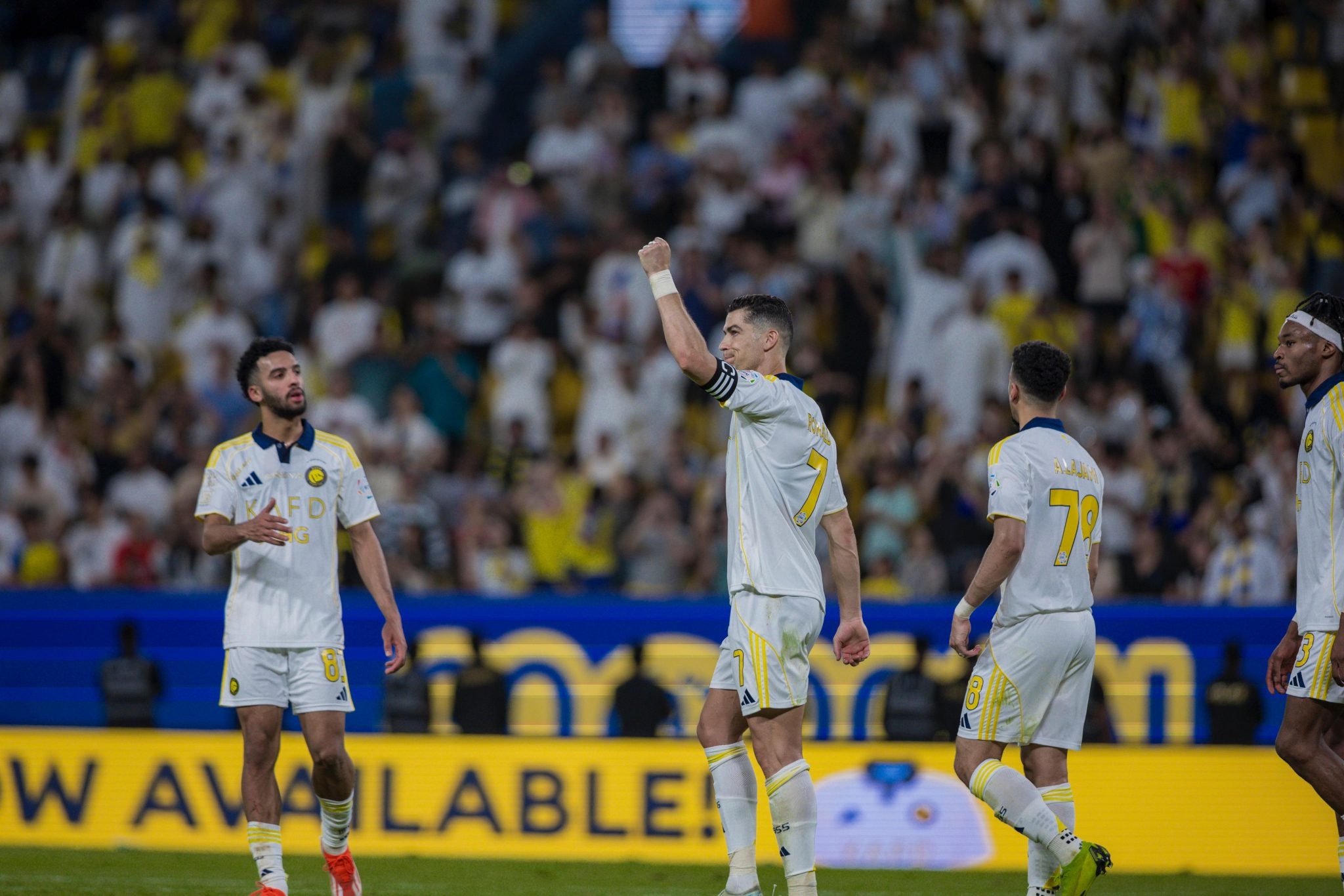 النصر يتخطى الخليج بثنائية