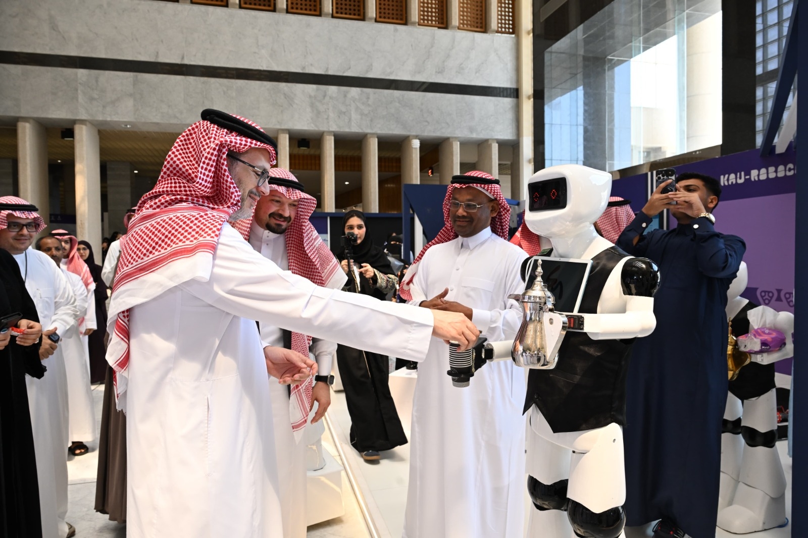 رئيس جامعة الملك عبدالعزيز يفتتح فعاليات معرض ' روبوكون 2025'