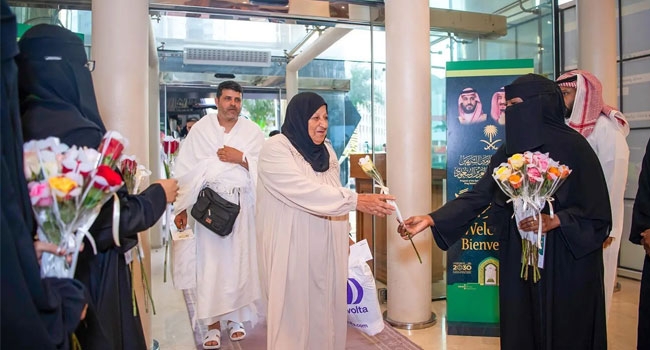 وصول الدفعة الثانية من ضيوف خادم الحرمين الشريفين.. ذوو الشهداء: السعودية تتفانى في خدمة ضيوف بيت الله الحرام بكافة التسهيلات