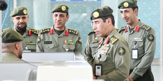 مدير الجوازات يقف على خدمات الحجاج بمطار المدينة