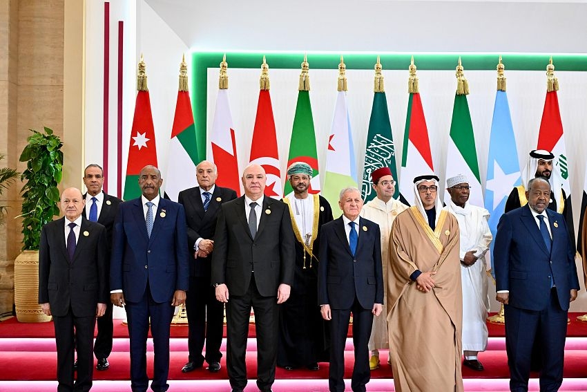 الرئيس العليمي يشارك في الجلسة الافتتاحية للقمة العربية غير العادية