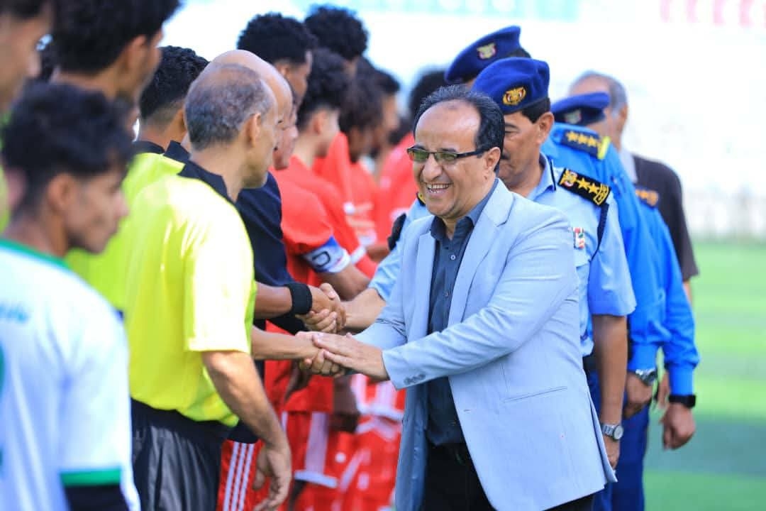 فريق أهلي تعز لكرة القدم يُتوَّج بكأس أسبوع المرور العربي 2025.