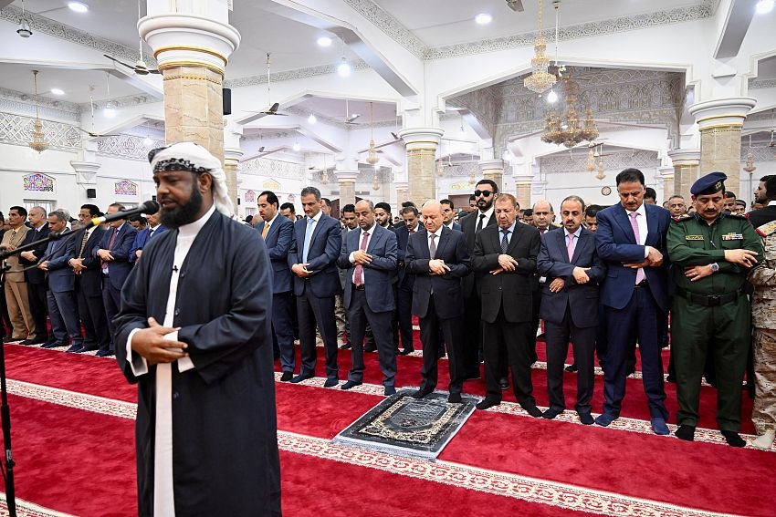 الرئيس العليمي يؤدي في عدن مع جموع المصلين صلاة عيد الاضحى المبارك