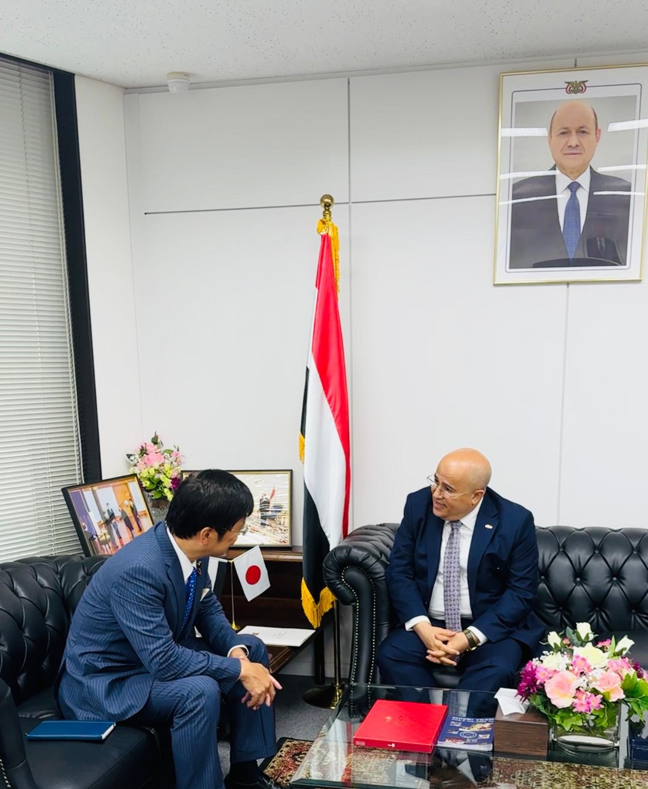 السفير السنيني يبحث مع وزير الدولة للشؤون الداخلية والاتصالات سبل تعزيز مجالات التعاون المشتركة