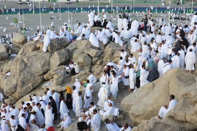 حجاج بيت الله الحرام يؤدون ركن الحج الأعظم على صعيد عرفات