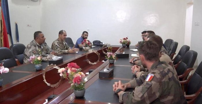 مباحثات عسكرية يمنية فرنسية في المخا لتعزيز قدرات خفر السواحل
