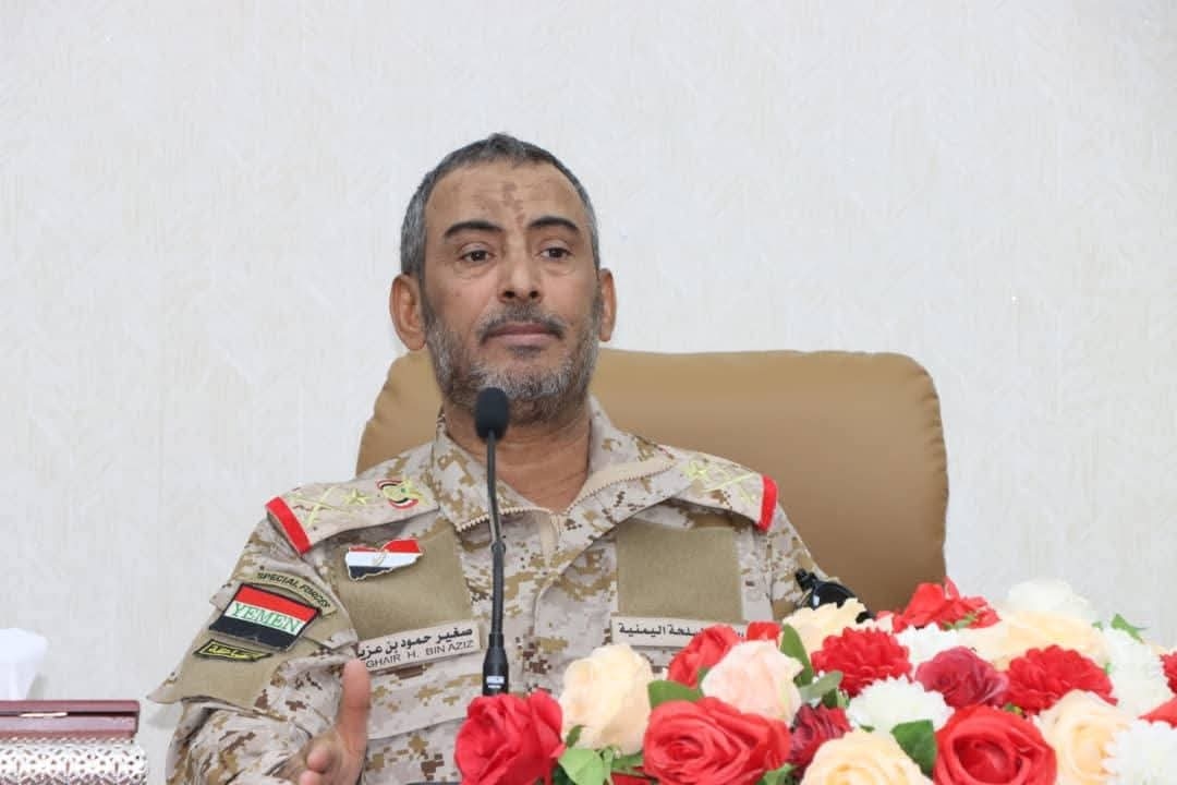 رئيس هيئة الأركان يترأس اجتماعا موسعا بقادة الهيئات والدوائر والمناطق والمحاور العسكرية في عدن