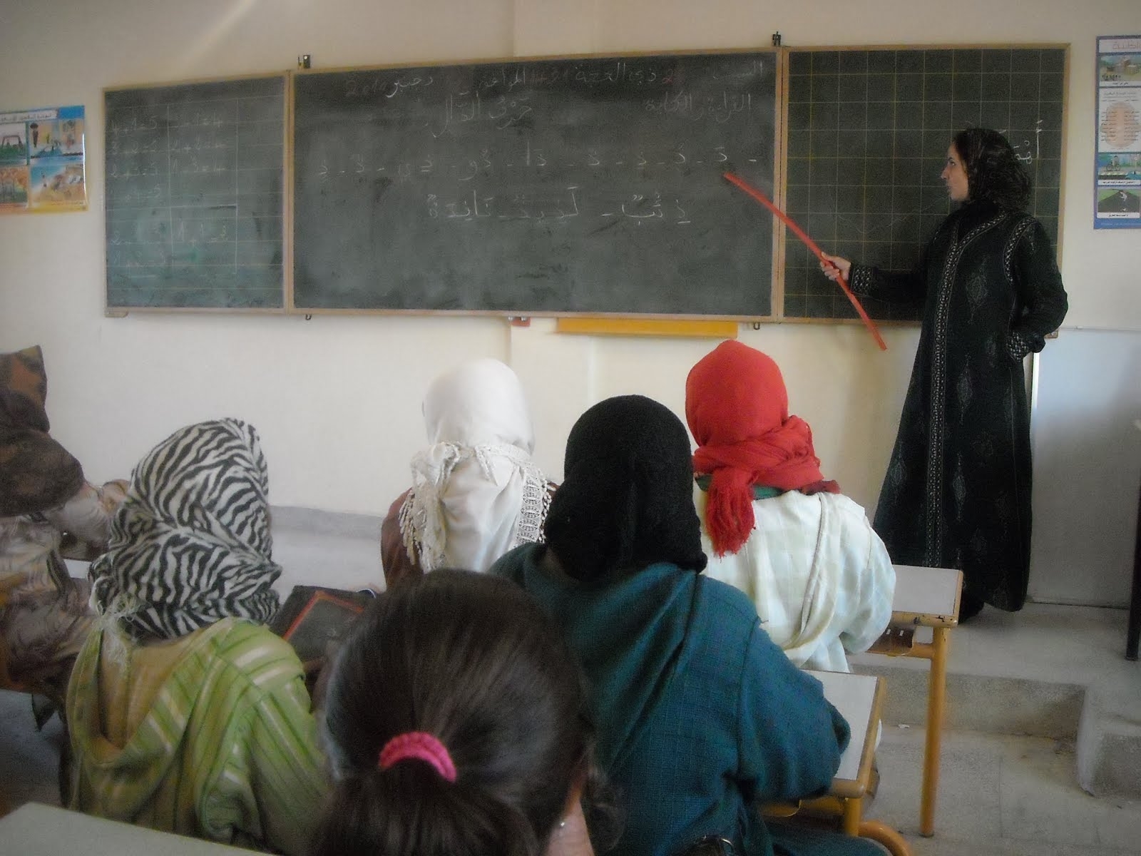 تسريح مدرسات محو الأمية يشعل الجدل.. والحكومة تحت الضغط