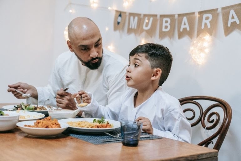 من التحدي إلى المتعة.. طرق ذكية لتحفيز الأطفال على صيام رمضان