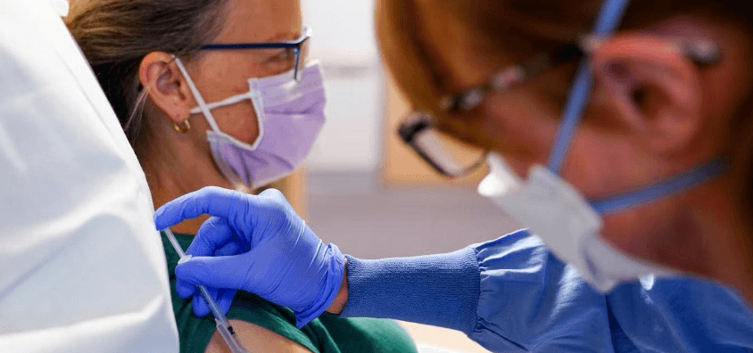 أمل جديد للمصابات بسرطان الثدي: تحليل دم يتنبأ بالانتكاسة ويوجه العلاج