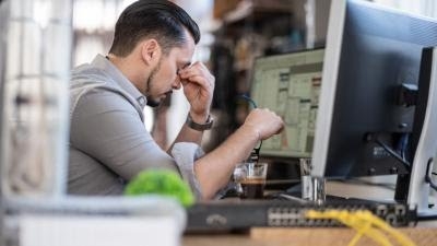 دراسة تكشف تأثير ساعات العمل الطويلة على الدماغ