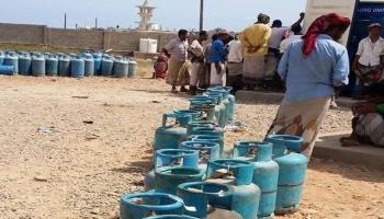 ناشط سقطري يفضح استغلال الشركات الإماراتية: "150 ألف نسمة رهينة للغاز والكهرباء!"