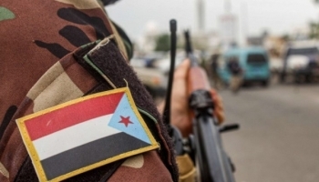 مواطن في عدن يتهم قيادياً أمنياً بمداهمة منزله وسرقة أمواله دون أمر قضائي