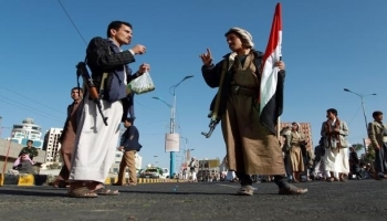 الحوثيون يصدرون تعميمًا أمنيًا بمنع تعاطي القات في الشوارع بعد منتصف الليل