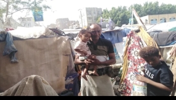 "أنقذونا من الموت".. صرخة يمنيين يصارعون الجوع مع أطفالهم