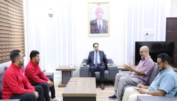 عدن.. وزير الشباب والرياضة يوجّه بتكريم بطل لعبة "الكونغ فو" ثروت السندي