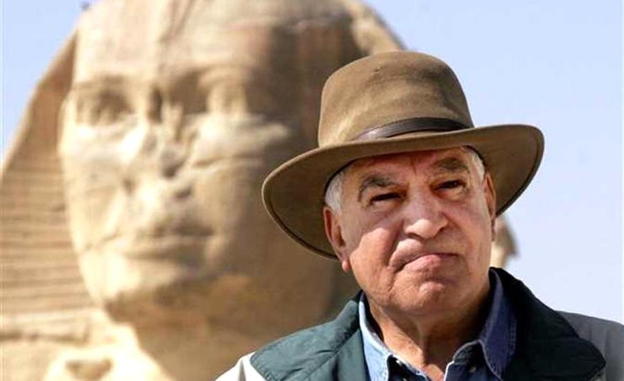 زاهي حواس: شخص عالمي صور حمام مكتبي بعد زعم ربطه بممر سري في الهرم الأكبر