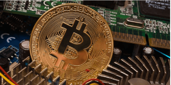 خبير اقتصادي: النفط مستقر دون 70 دولارًا و«بتكوين» تقترب من 110 آلاف رغم تذبذب العملات المشفرة
