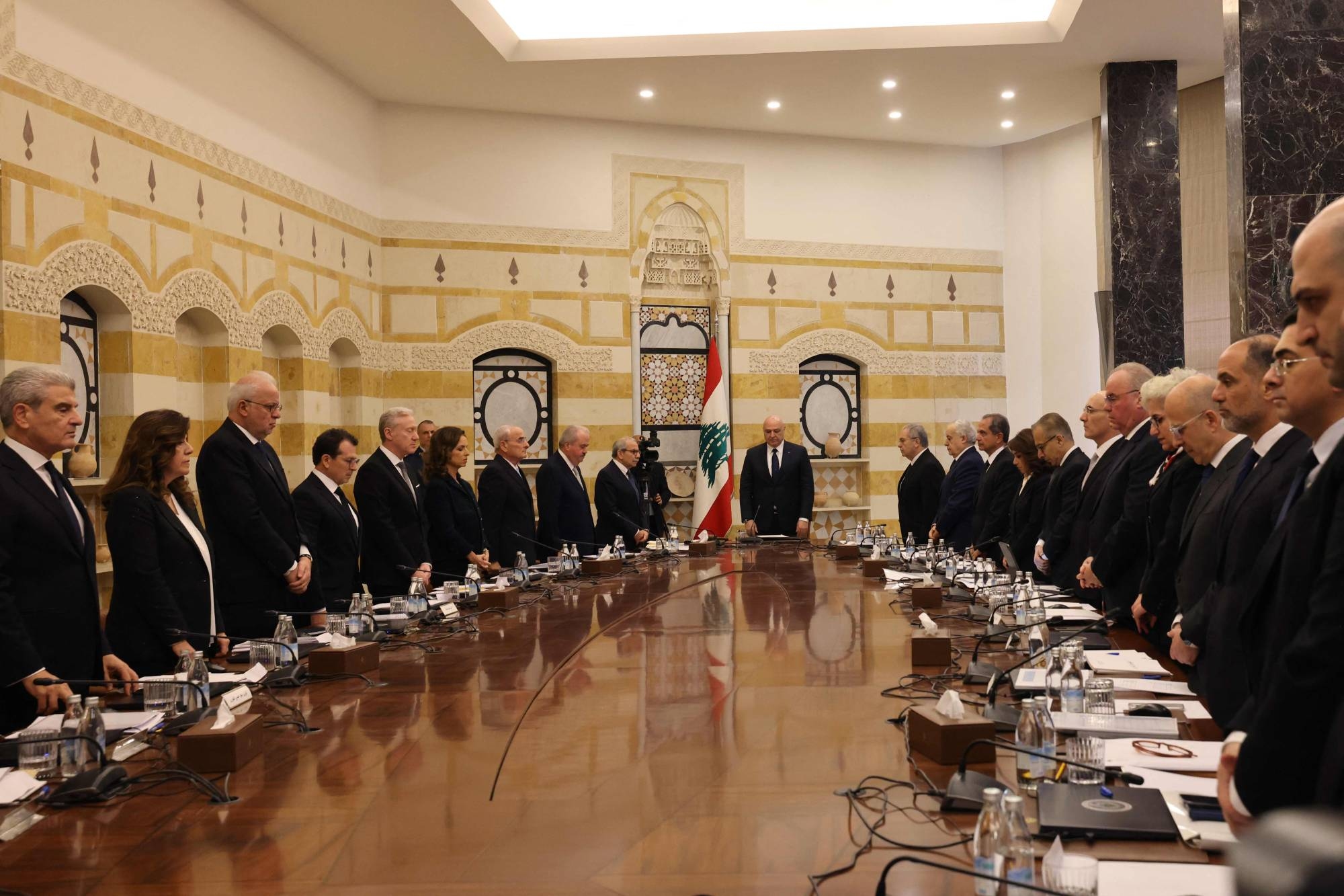 الحكومة اللبنانية تُكلّف الجيش بوضع خطة لـ'حصر السلاح'.. وانسحاب وزيري حزب الله وحركة أمل