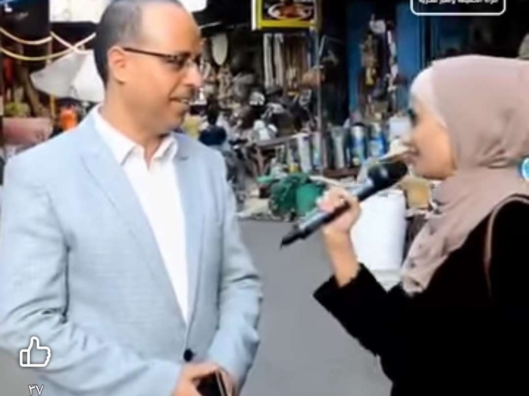 إعلامية شابة تحاول إحراج محمد الردمي.. ورد فعله يثير الإعجاب
