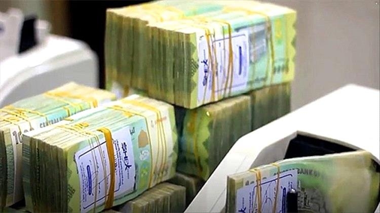 الريال اليمني يواصل الانهيار.. خبير اقتصادي يكشف السبب الحقيقي وراء الأزمة