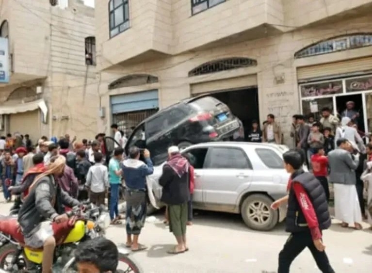حادث لايصدق في صنعاء.. سيارة تعتلي أخرى وكأنها مشهد من فيلم خيالي