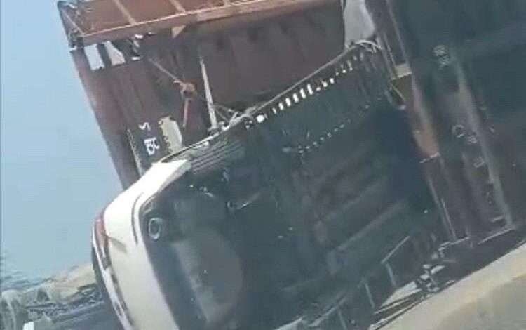 حادث مروع: انقلاب قاطرة تحمل سيارات حديثة في عدن