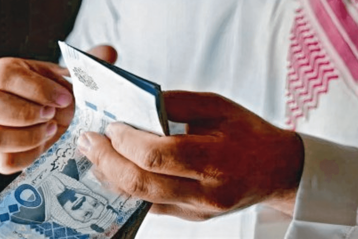 تحويل الأموال إلى اليمن: دليلك الآمن والقانوني بعد تعديلات حدود التحويل السعودية
