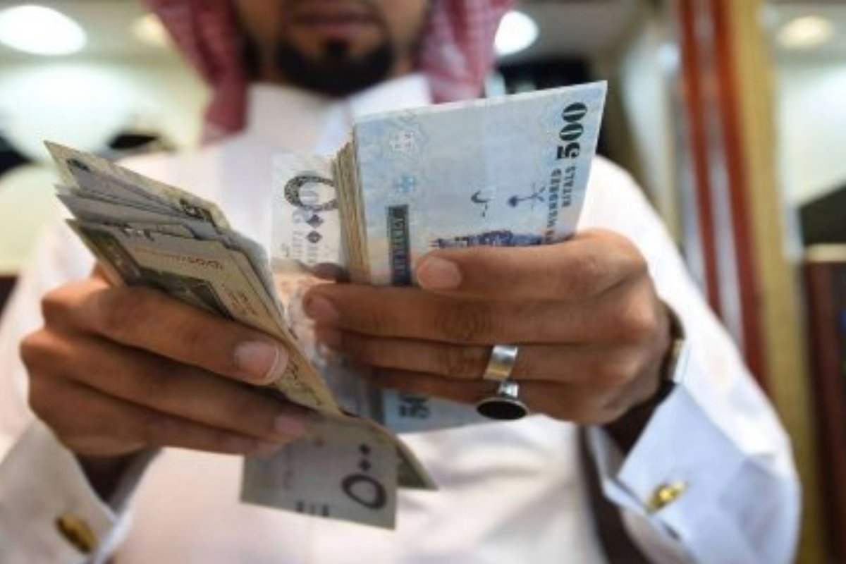 من ضمنهم المغتربين ..قرار حاسم: قيود جديدة على تحويل الأموال خارج السعودية!