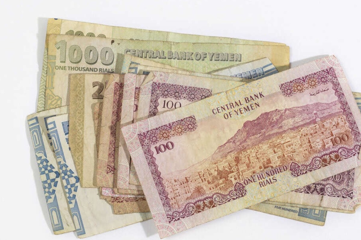 أعلى مستوى في التاريخ.. الدولار يحلق والريال اليمني يلفظ أنفاسه الأخيرة!