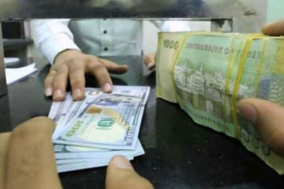 خبير اقتصادي يمني يخذر المواطنين من عمليه احتيال يقوم بها الصرافين بحق حولاتهم..تفاصيل مايحدث