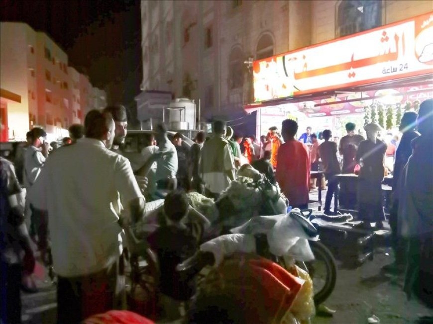 حادثة مروعة في عدن.. طفل يقتحم كافتيريا بسيارته وسط ذهول الحاضرين!