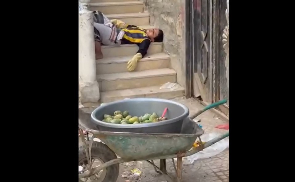 من أحلام الطفولة إلى واقع العناء.. لقطة لطفل يمني غلبه النوم من التعب