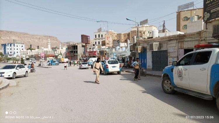 القبض على رجال ونساء في سلوك منافٍ للآداب في موقع عام في حضرموت
