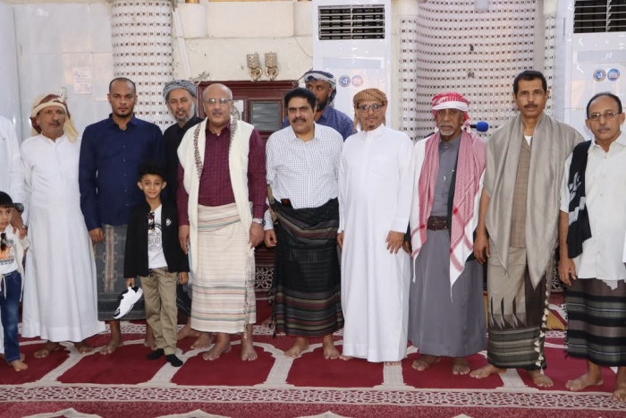رئيس الجمعية الوطنية يؤدي صلاة العيد في المكلا