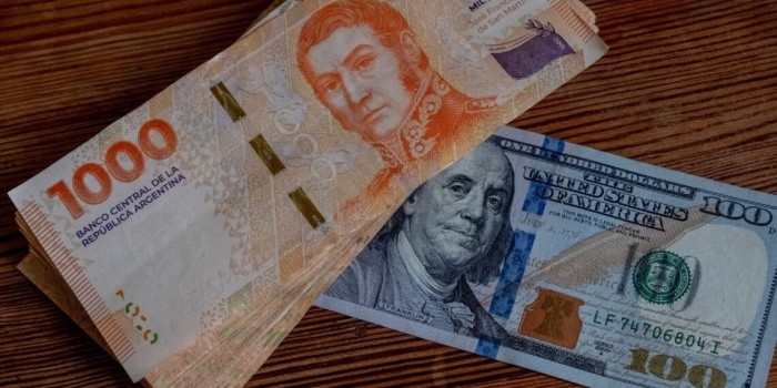 الأرجنتين تتخلى عن ربط العملة بالدولار وتعتمد التعويم المدار