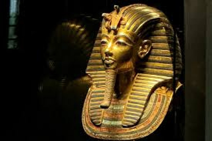 القناع الذهبي لتوت عنخ آمون سيُنقل إلى المتحف المصري الكبير
