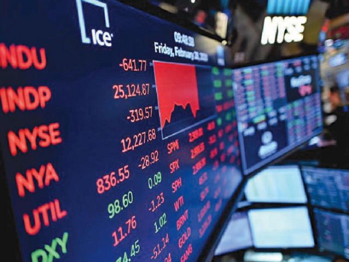 تراجع الأسهم الأمريكية بظل تقارير عن إقالة وشيكة لرئيس الفيدرالي