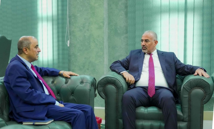 الرئيس الزُبيدي في مواجهة حرب الخدمات.. معيشة المواطن في صدارة الأولويات