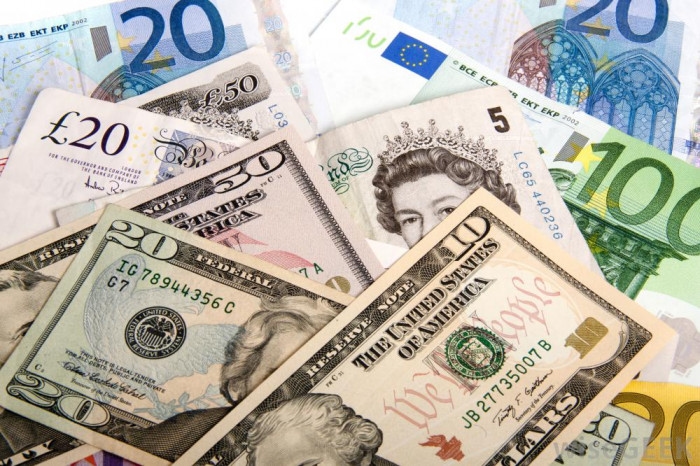اليورو مهدد بالتراجع مقابل الدولار إذا فشلت القمة الأمريكية الروسية